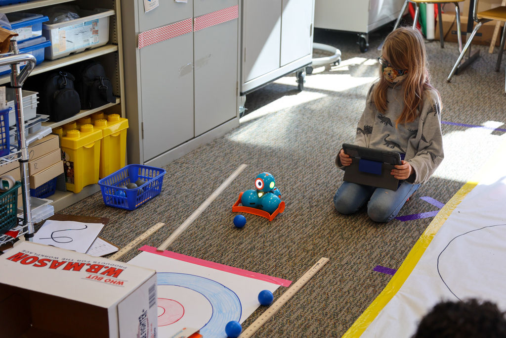 student coding robot to push ball